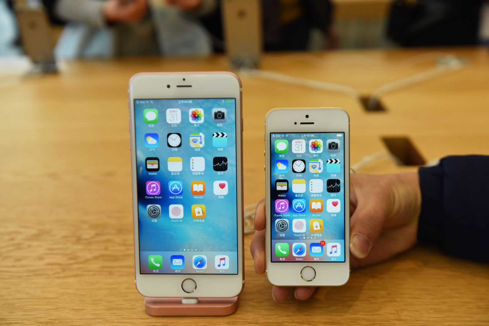 HANGZHOU, CHINA - MARCH 31: (CHINA OUT) A rose gold iPhone SE (R) and an iPhone 6S Plus are seen at an Apple Store on March 31, 2016 in Hangzhou, Zhejiang Province of China. Apple launched a new 4-inch iPhone SE globally on Thursday. Apple's new 4-inch iPhone SE packs almost all the power and features of the iPhone 6s into a package as small as - and even more affordable than - the iPhone 5s it replaces. (Photo by Visual China Group via Getty Images/Visual China Group via Getty Images)