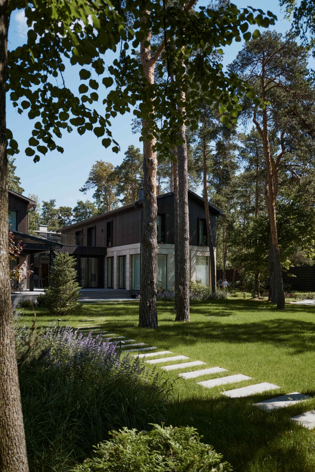The dual-toned exterior by Akant Architects blends in with the pine forest surroundings