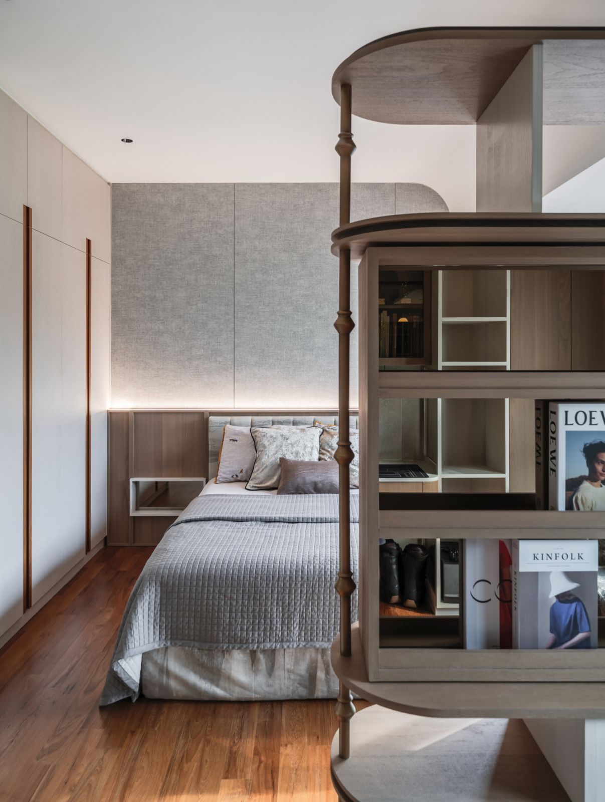 The curvilinear partition shelf lends softness to the room