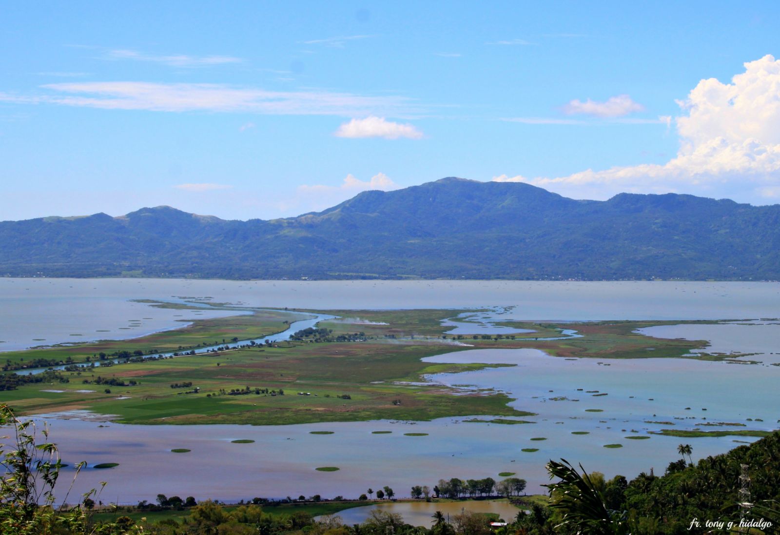 Laguna de Bay, the largest lake in the Philippines (Photo: Flickr.com/tony hidalgo)