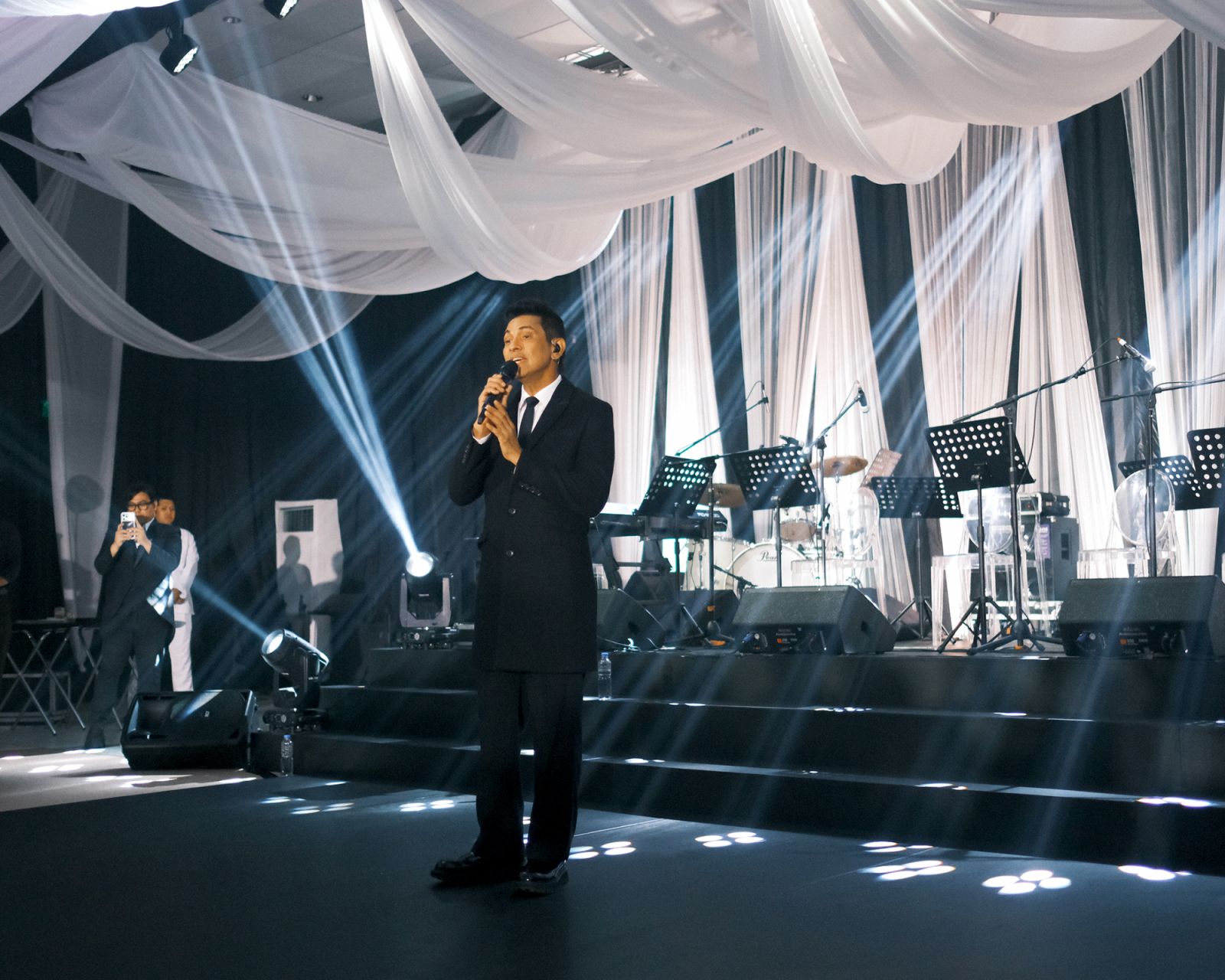 Gary Valenciano serenades Heart Evangelista (Photo: Meetkeso)