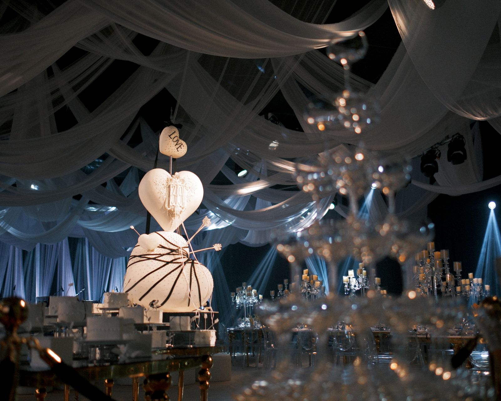 A stunning 2-metre-tall cake by Chef Castillo Fuentes (Photo: Meetkeso)