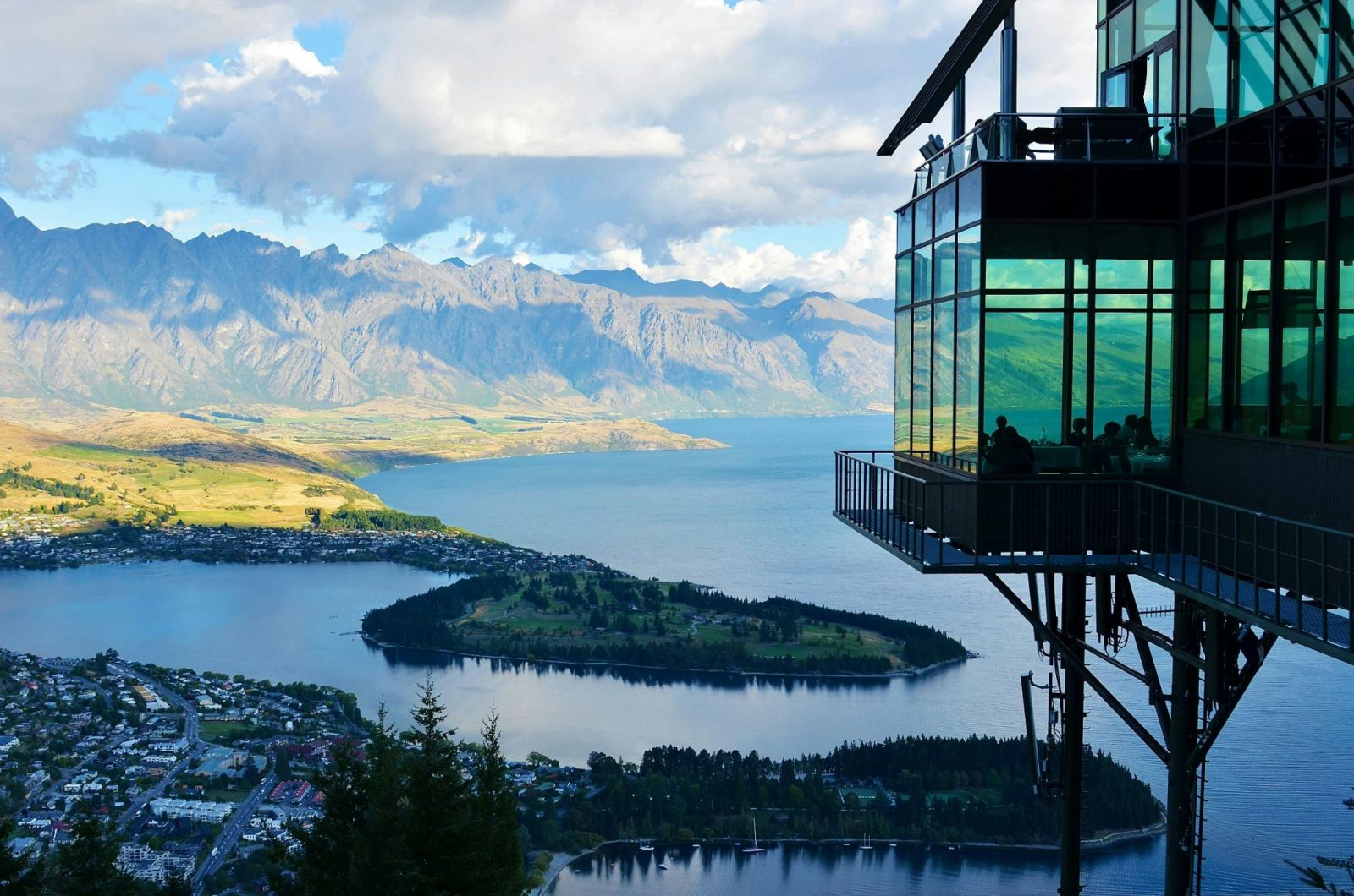 The stunning resort town which sits on the South Island’s Lake Wakatipu, Queenstown, New Zealand (Photo: Pexels)