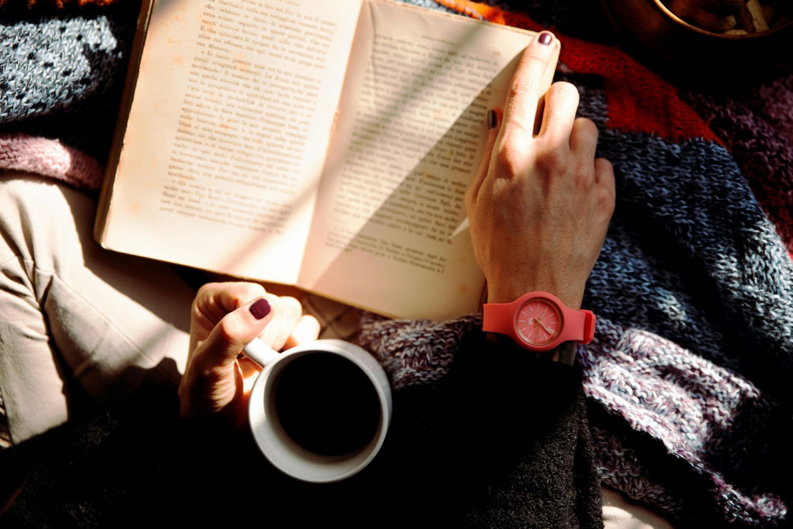 Mentally stimulating activities such as reading books and playing board games can enhance your brain power (Photo: Pexels/Vincenzo Malagoli)