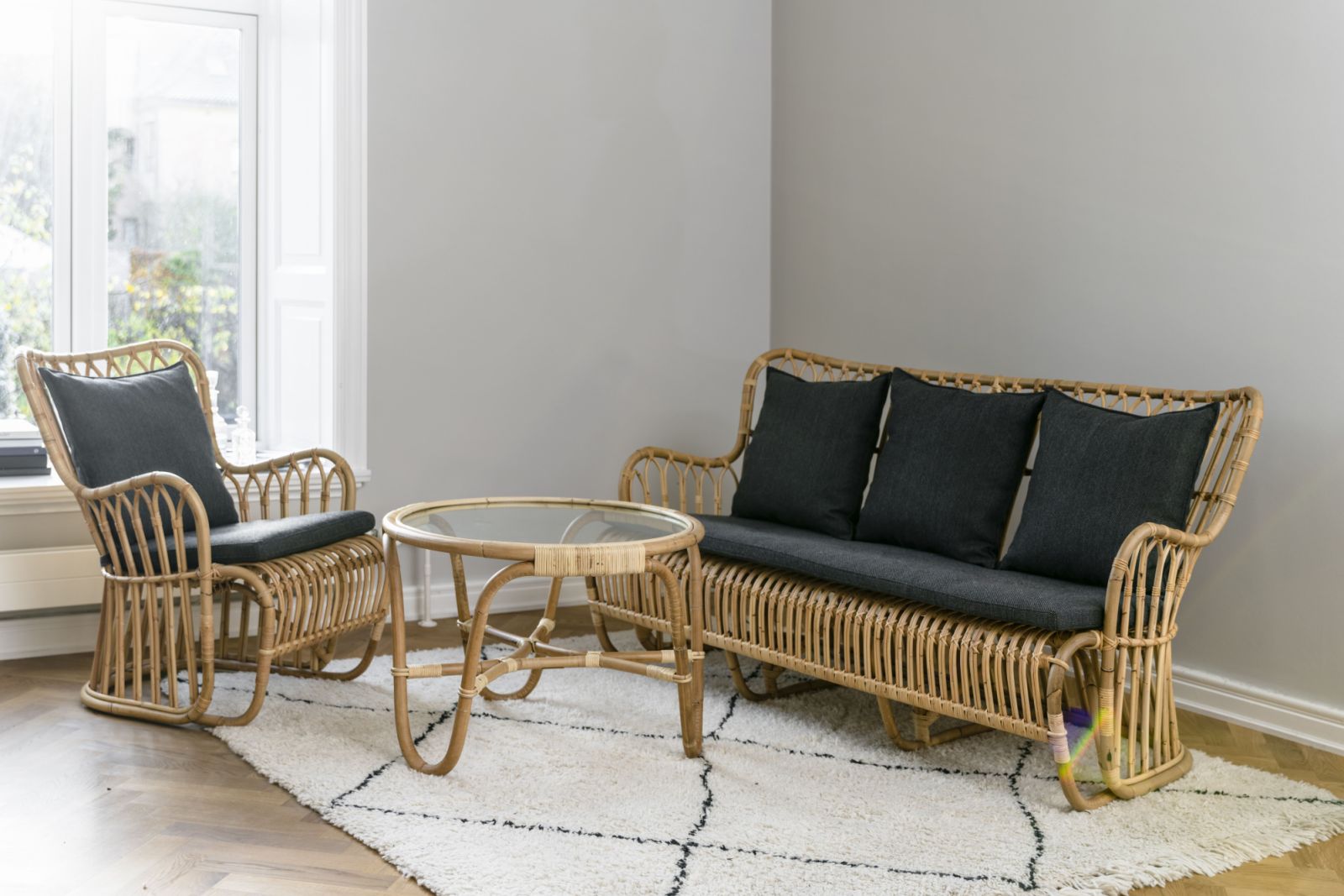 Tulip Lounge Chair and Sofa by Tove Kindt-Larsen and Arne Jacobsen’s Charlottenborg table (Photo: Sika Design)