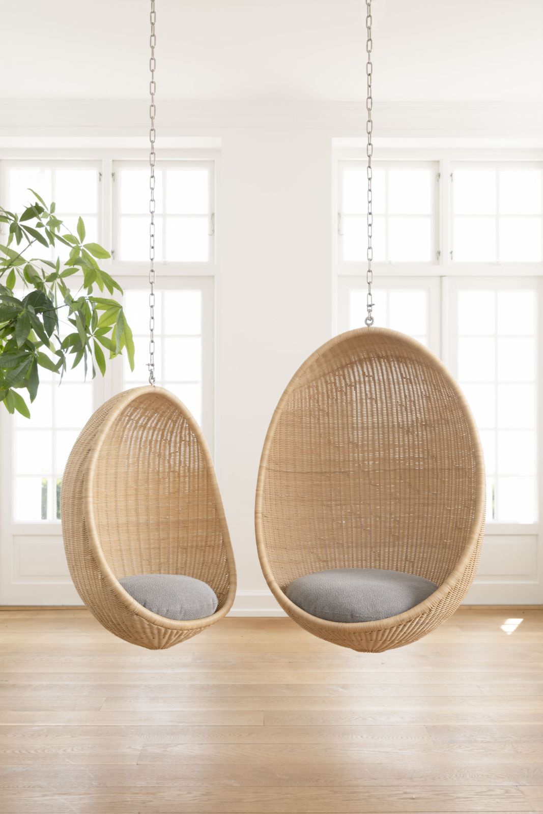 Hanging Egg Chairs by Nanna & Jørgen Ditzel (Photo: Sika Design)