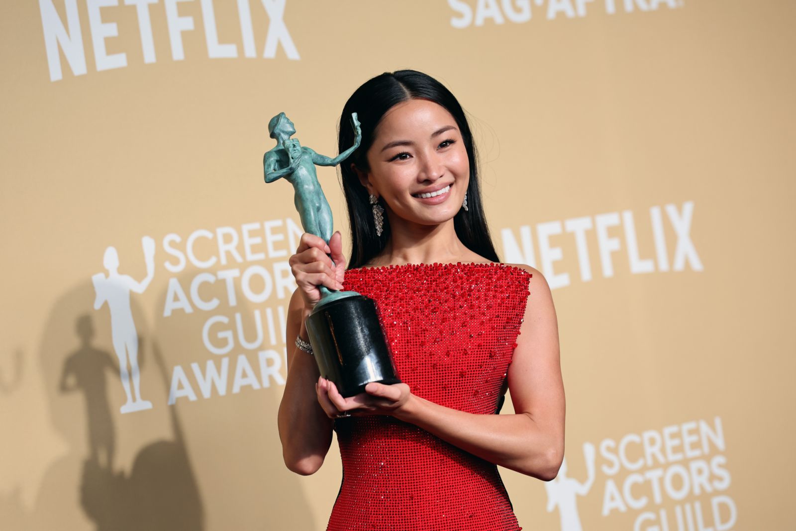 Anna Sawai ผู้ชนะรางวัลนักแสดงหญิงยอดเยี่ยมจากซีรีส์ดราม่าเรื่อง ‘Shōgun’ บนเวทีประกาศรางวัล 2025 SAG Awards หรือ Screen Actors Guild Awards ครั้งที่ 31 (ภาพ: Amy Sussman/Getty Images)