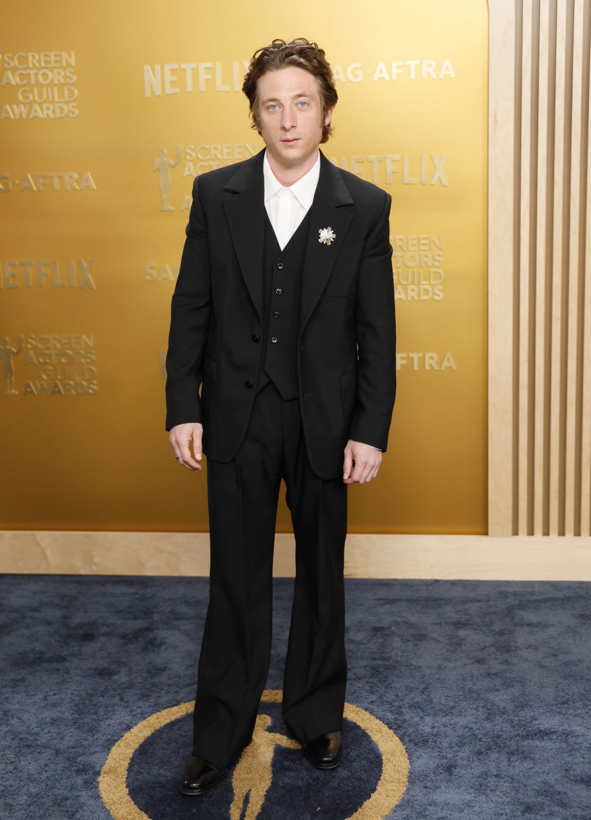 Jeremy Allen White ใน Louis Vuitton พร้อมกับเข็มกลัดจาก Tiffany & Co. (ภาพ: Allen J. Schaben / Getty Images)