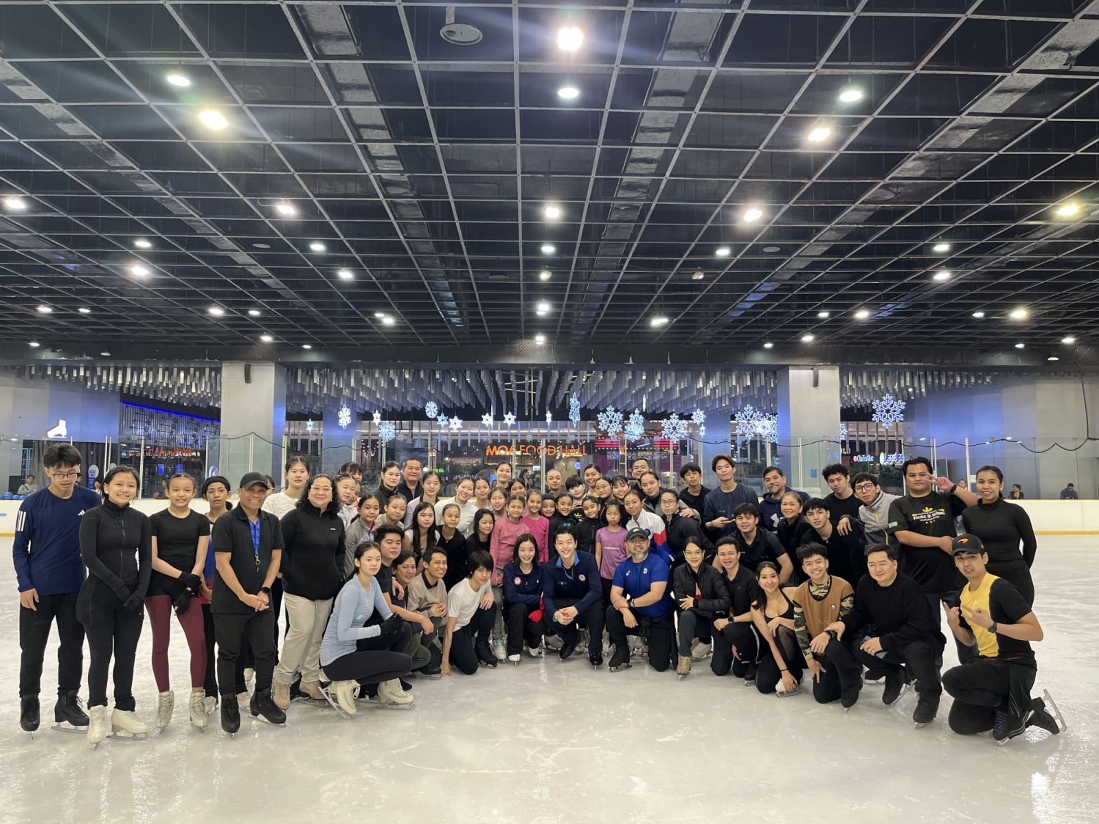 Alex and Maia Shibutani with the Filipino skaters at the SM Mall of Asia Ice Skating Rink (Photo: Gabriel Bohol)