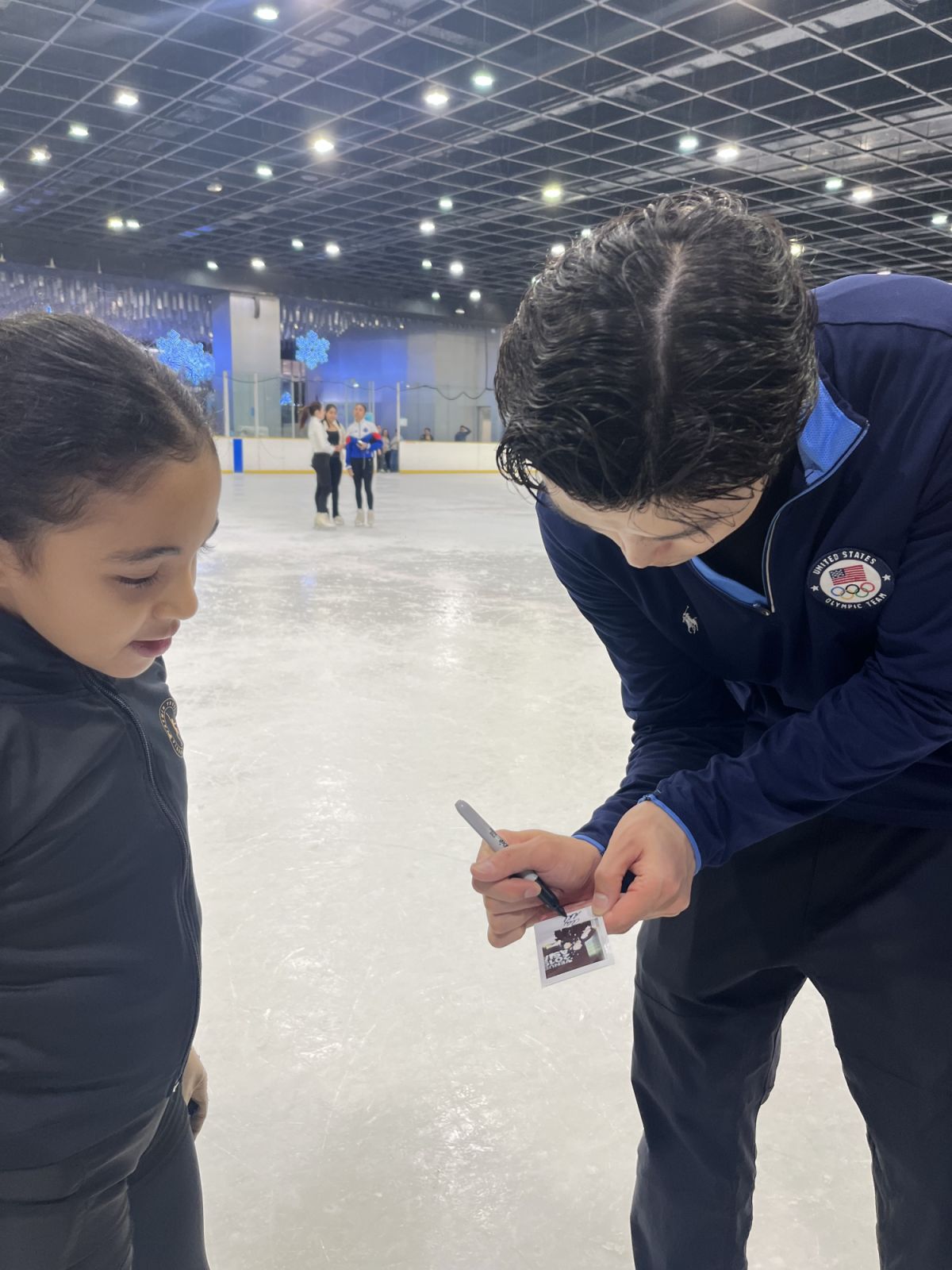 Alex Shibutani signing a polaroid taken by a fan (Photo: Gabriel Bohol)