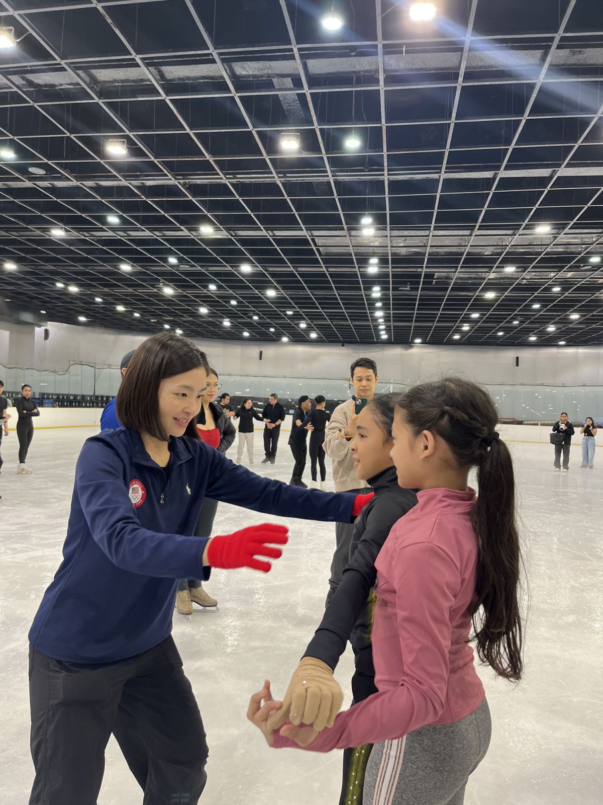 Maia Shibutani teaching two young skaters (Photo: Gabriel Bohol)