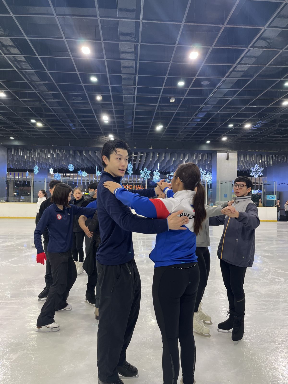 Alex Shibutani teaching a student a partner move (Photo: Gabriel Bohol)