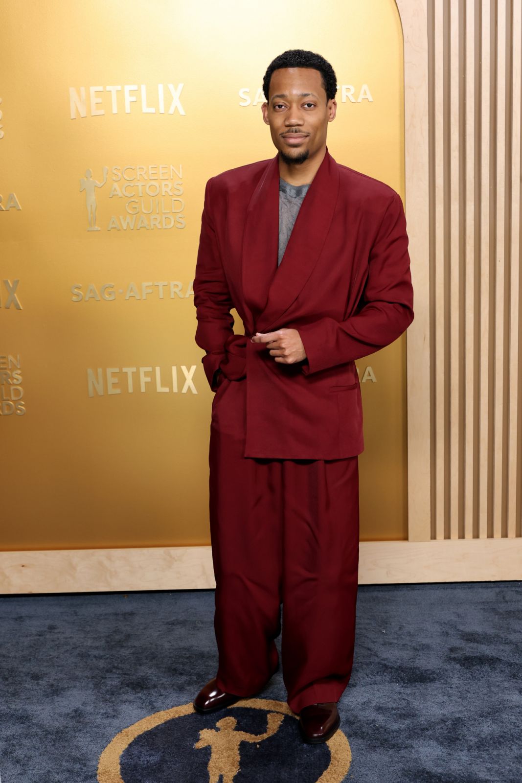Tyler James Williams ในสูทสีแดงแบบโอเวอร์ไซส์ (ภาพ: Amy Sussman / Getty Images)