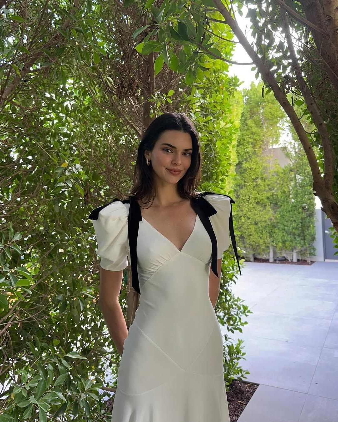 Kendall Jenner terlihat mengenakan busana vintage