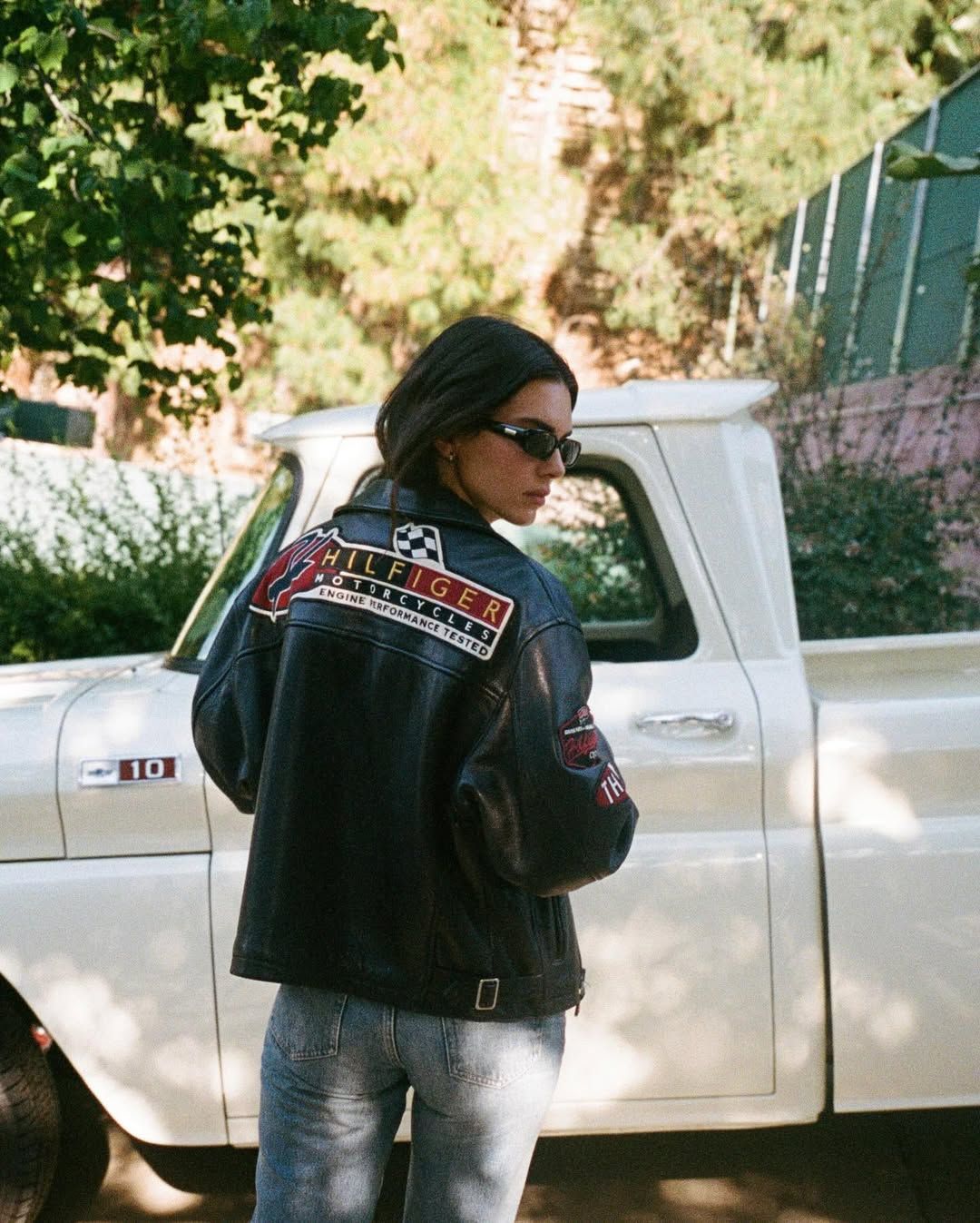 Kendall Jenner terlihat mengenakan busana vintage