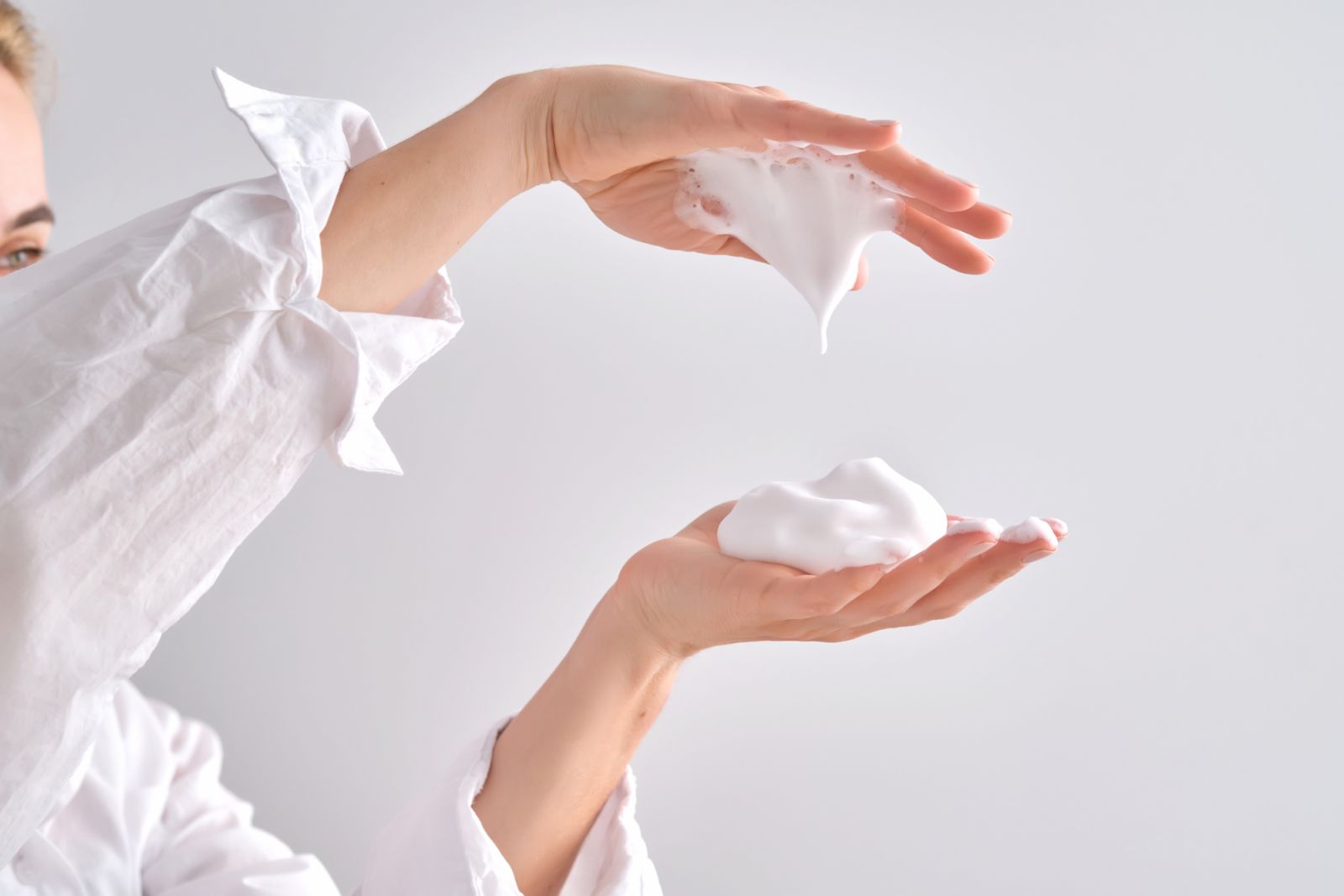Air foam for washing in female hands.