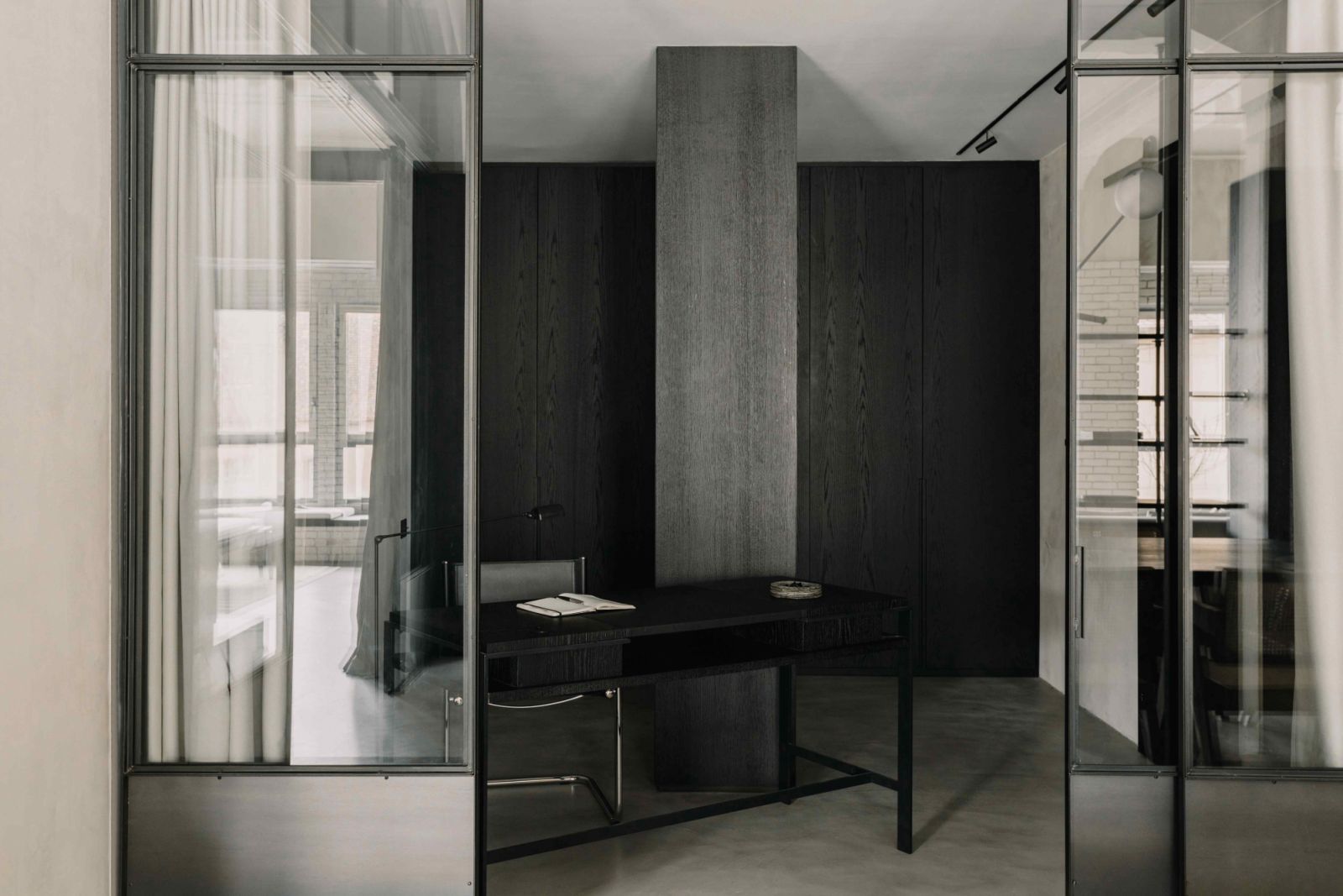 The sleek, ultra-minimalist office