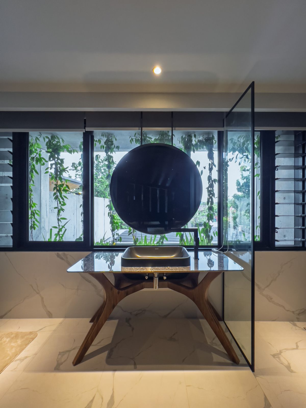 Unique pedestal sink