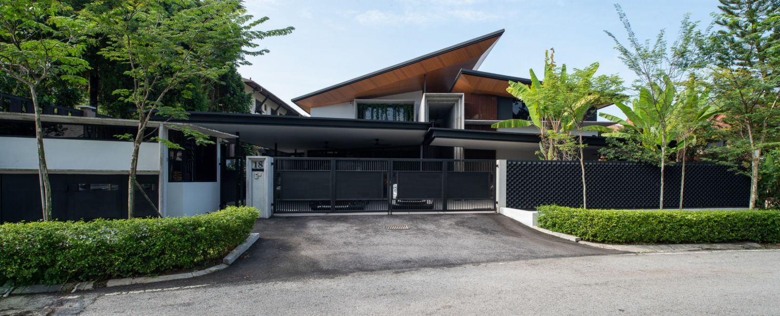 The two giant pitched roofs afforded an opportunity to have shared
mezzanine floors