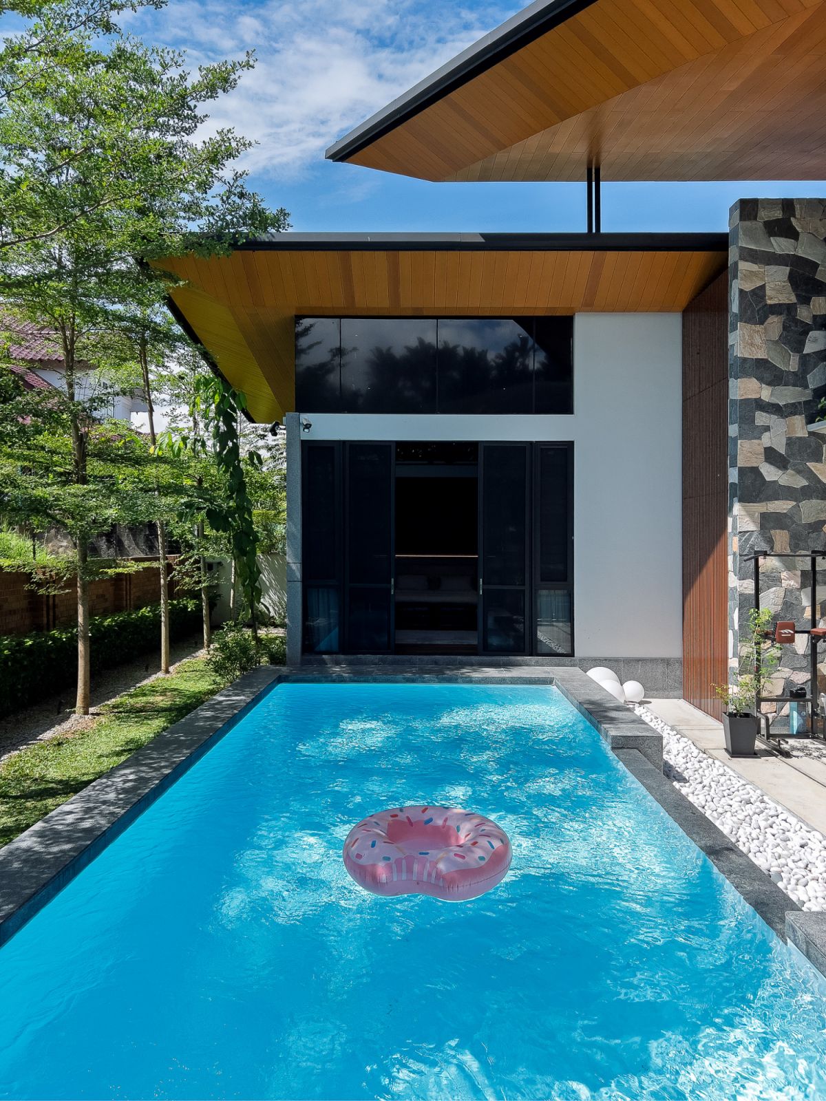 The two giant pitched roofs afforded an opportunity to have shared
mezzanine floors