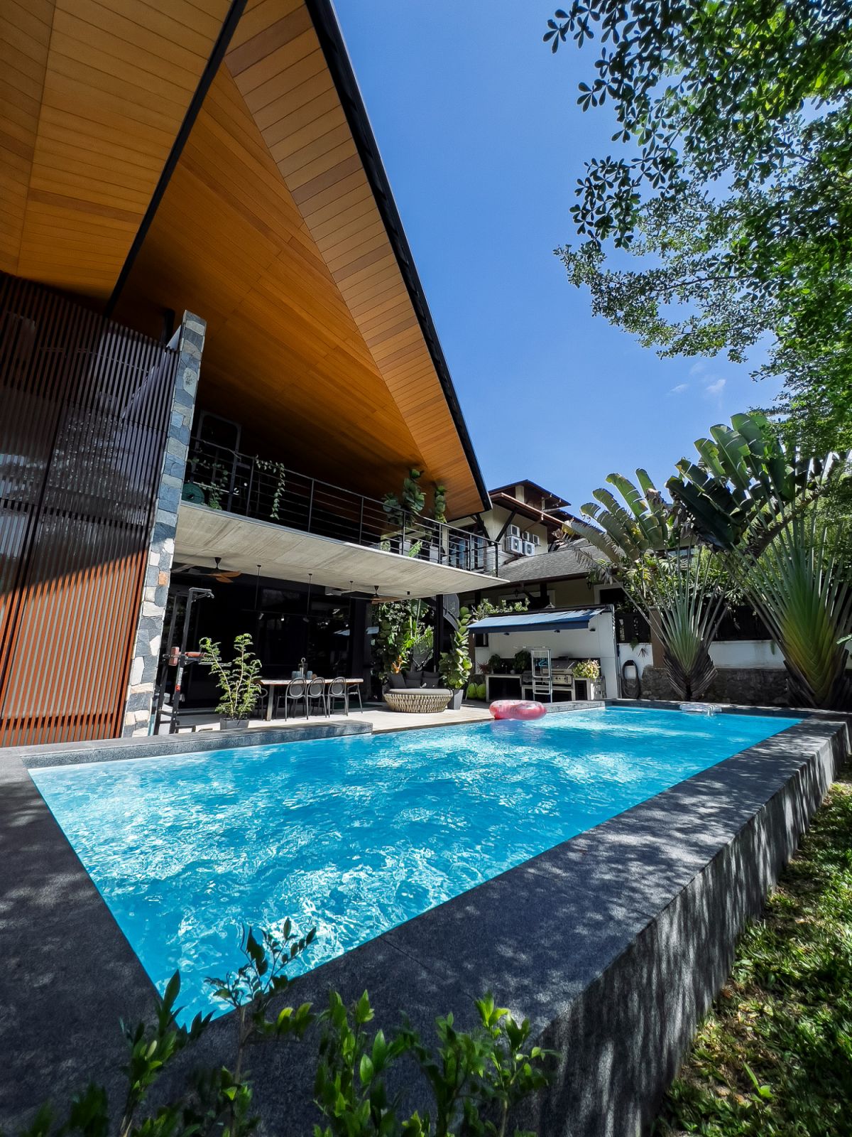 The two giant pitched roofs afforded an opportunity to have shared
mezzanine floors