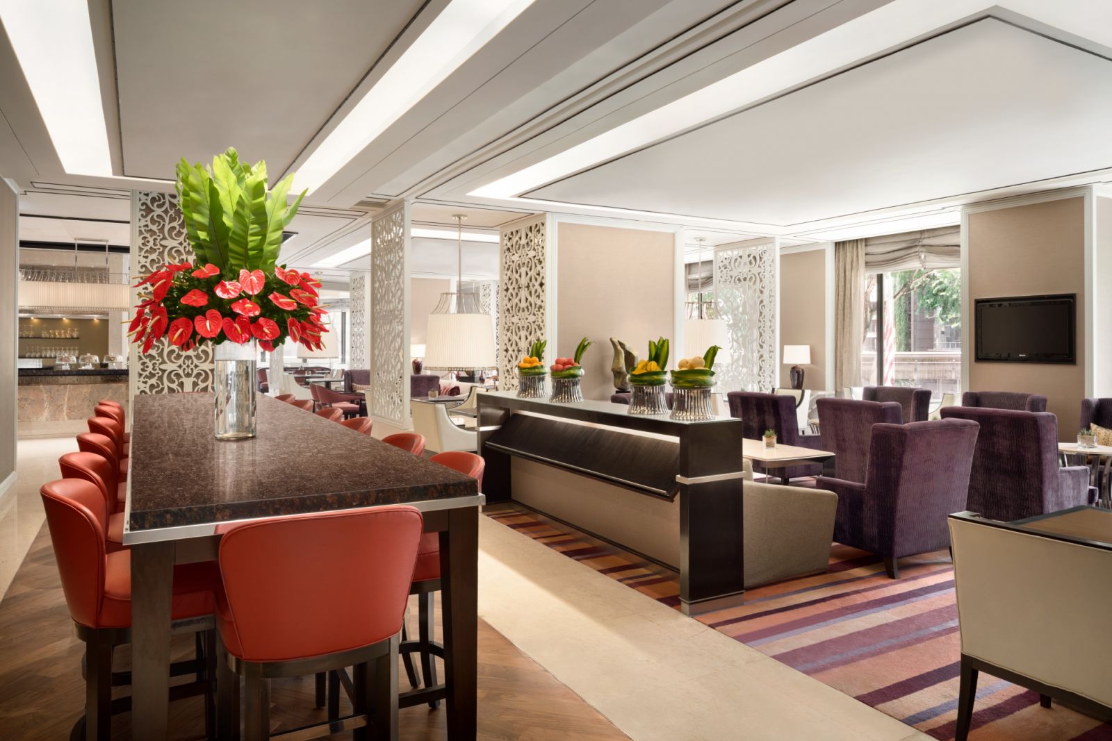 Shangri-La Kuala Lumpur’s Horizon Club Lounge offers all-day coffee, tea, chilled juices and soft drinks, as well as afternoon tea and evening cocktails with canapés.