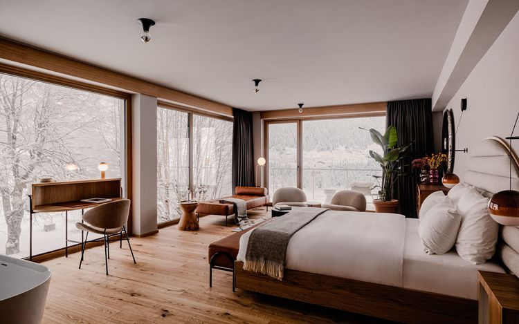 Oak and pine ground the guest rooms in their Alpine context (Photo: Design Hotels)