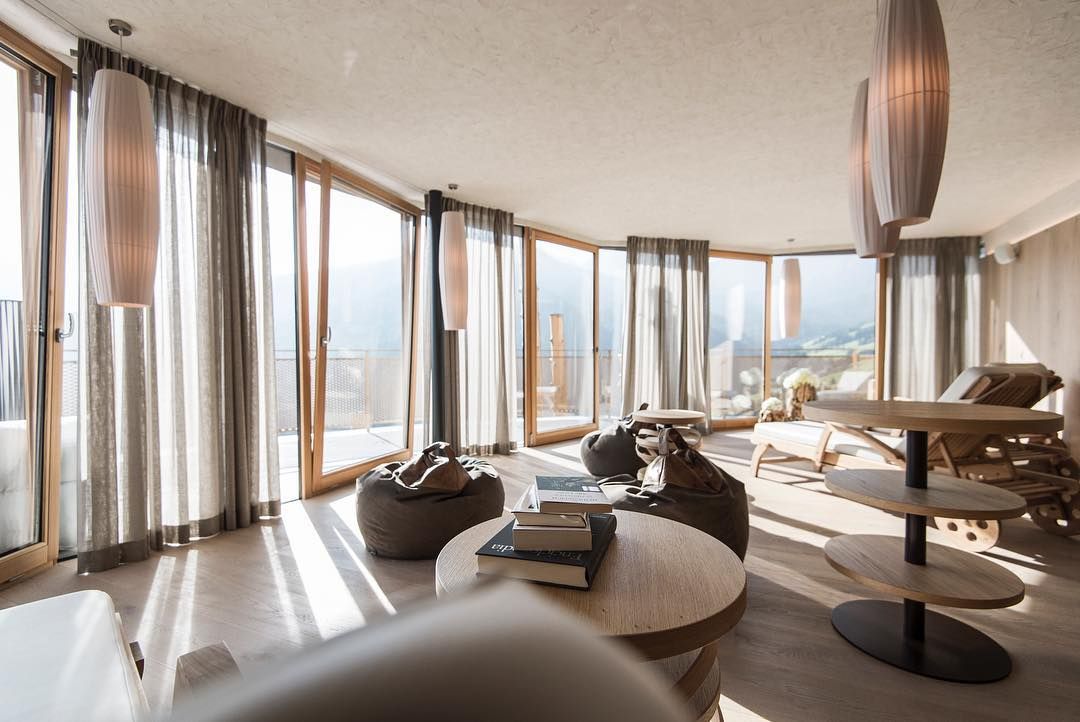 Warm natural sunlight permeating the guest rooms (Photo: Instagram / @hotel_hubertus)