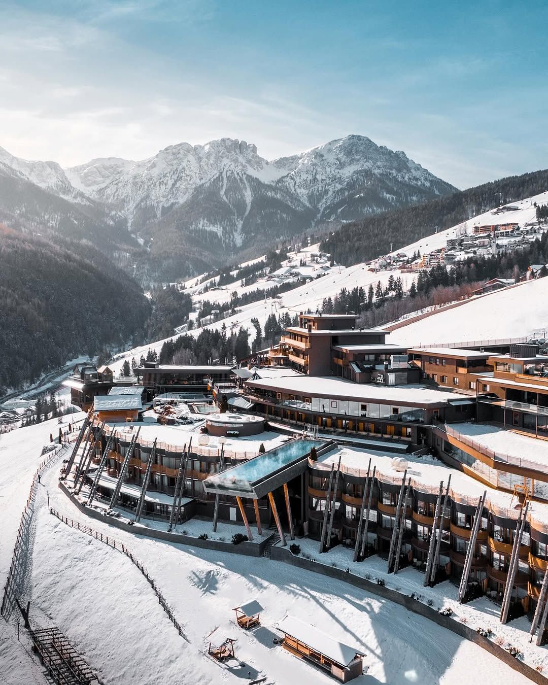 Debarked larch trunks, narrow double wooden pillars that unify the entire complex (Photo: Instagram / @hotel_hubertus)