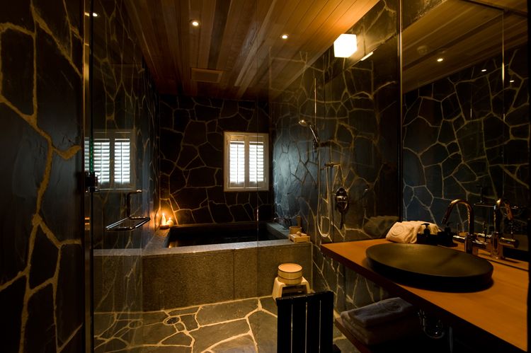 Ensuite bathrooms with stone (ishi) spa tubs (Photo: Design Hotels)
