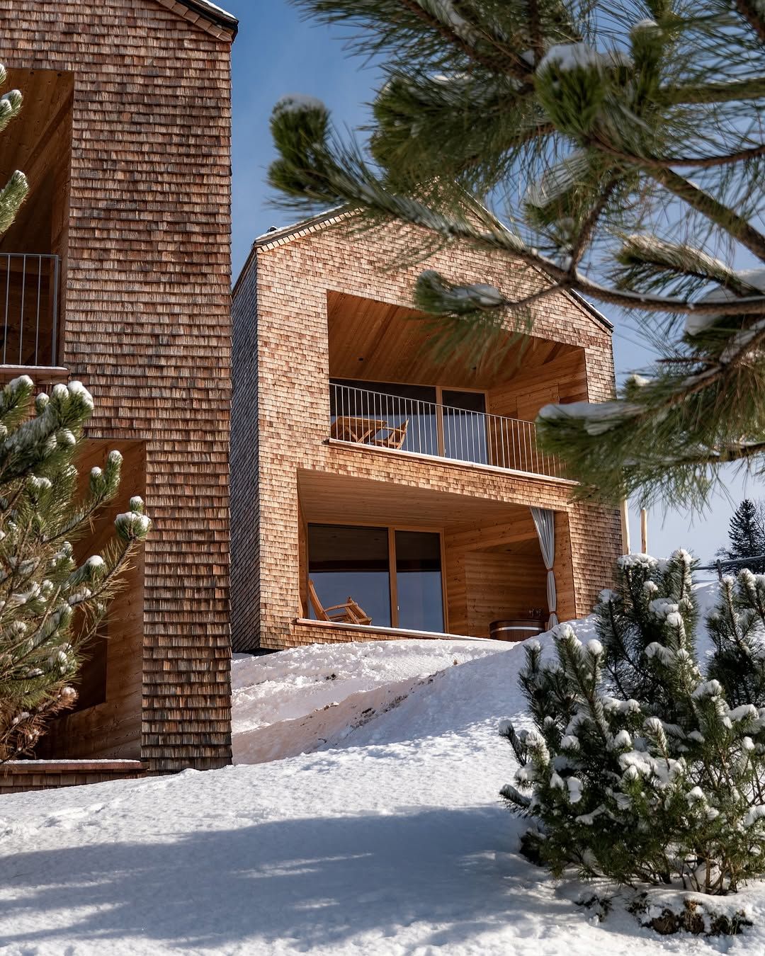 The façade of the two-storey wooden chalets are enveloped in larch shingles (Photo: Instagram / @peterhof_alpefurx)