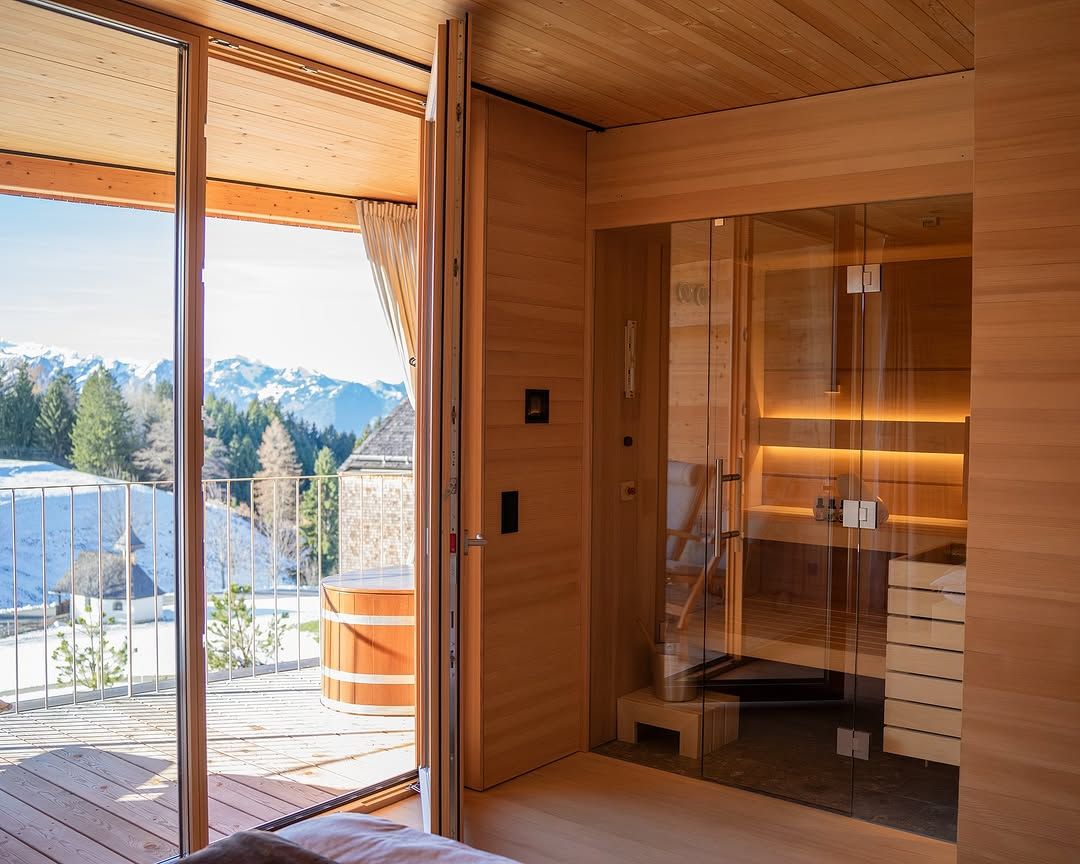 Each chalet features a sauna and an outdoor wooden hot tub (Photo: Instagram / @peterhof_alpefurx)