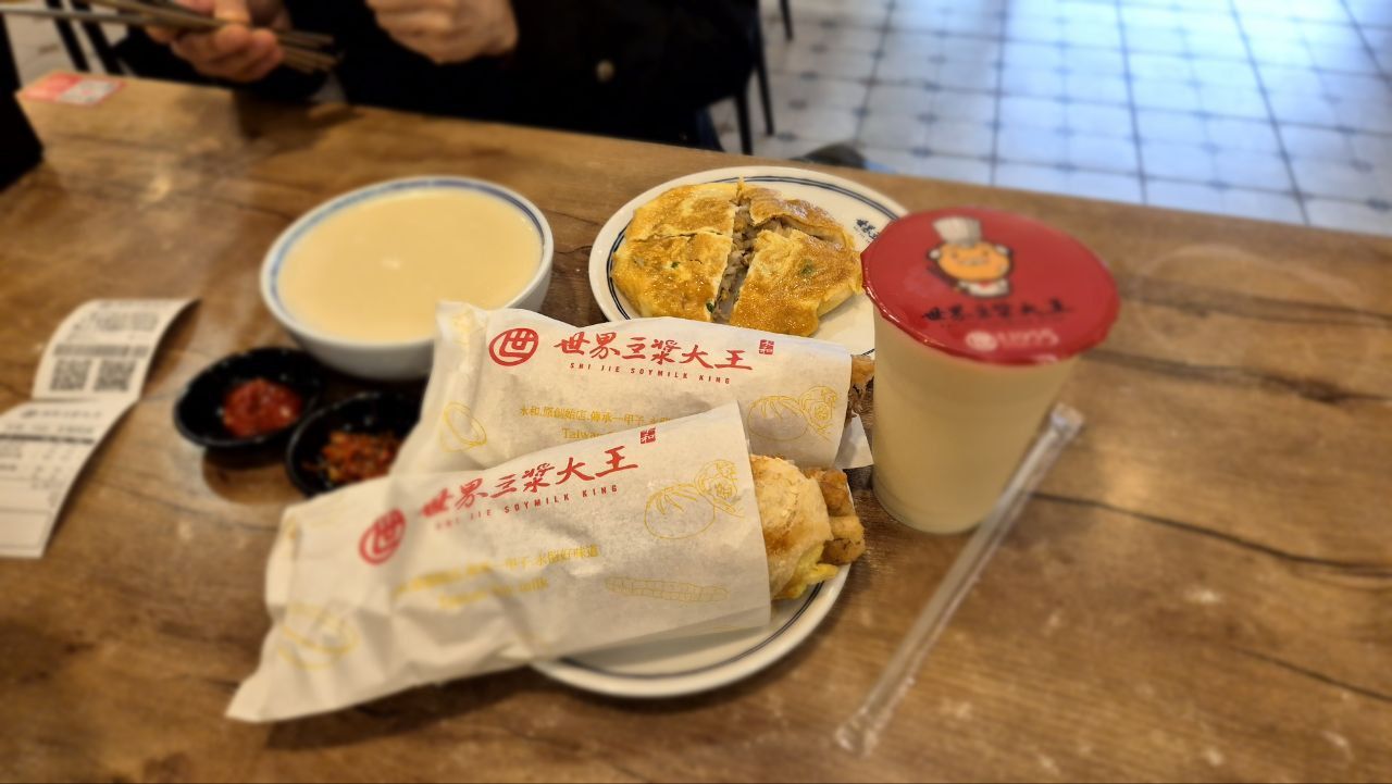 The go-to breakfast combination at Shijie Soymilk King in Taipei (Photo: Josiah Gatchalian)