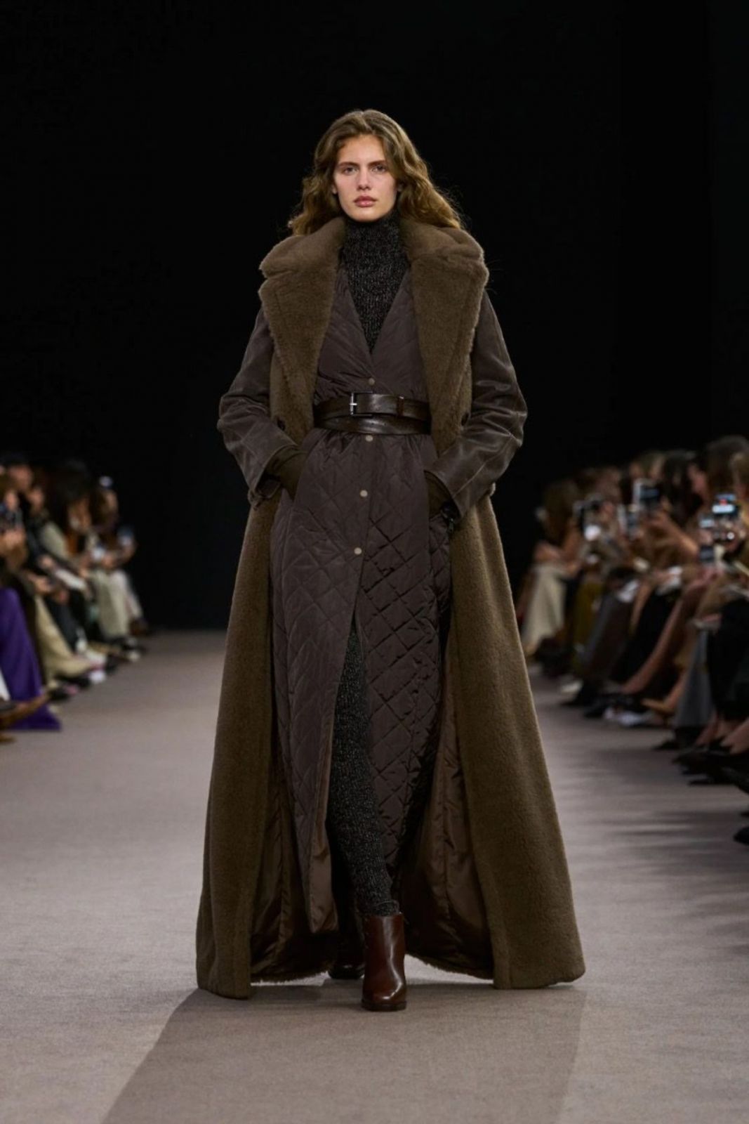Max Mara sàn diễn Milan Thu Đông 2025 3