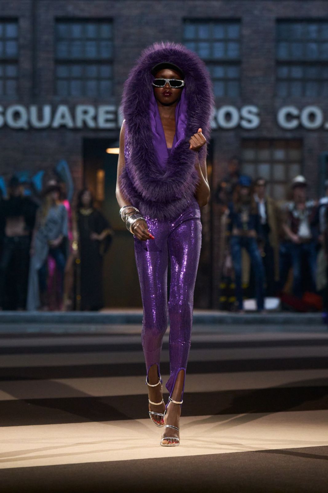 sàn diễn Milan Thu Đông 2025 Dsquared2