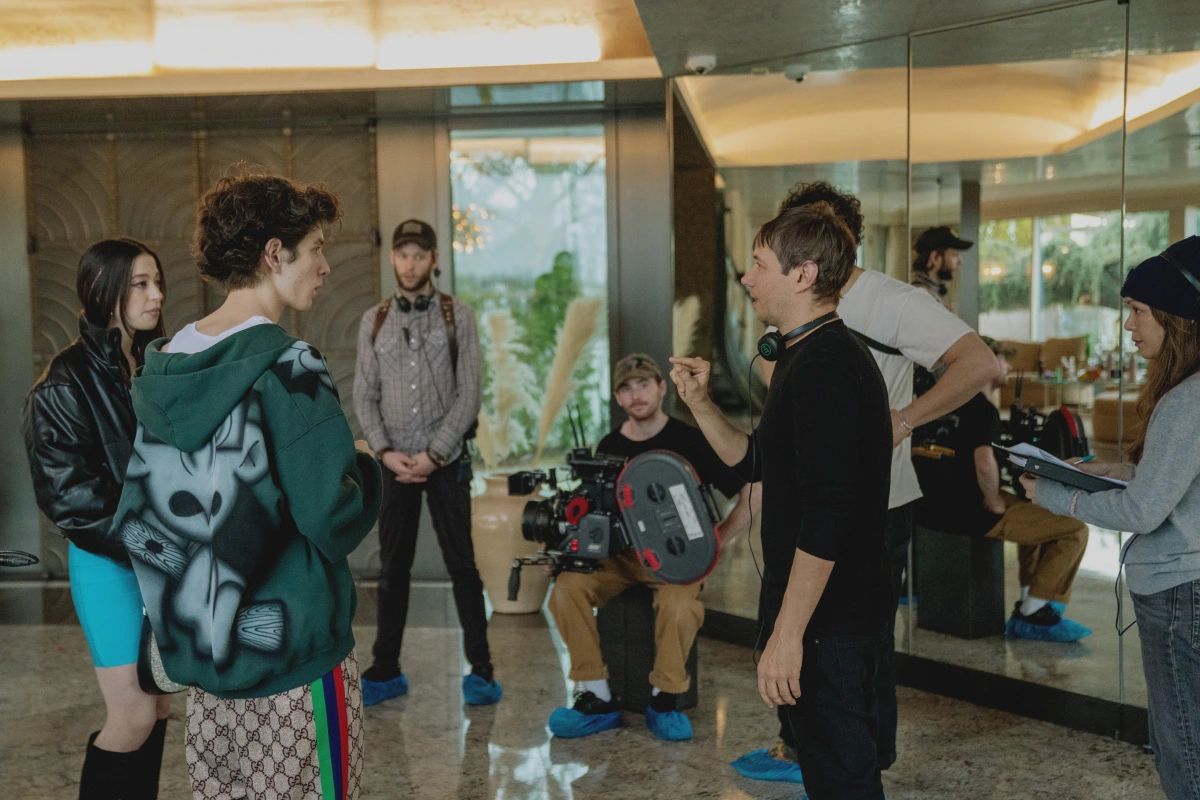 Caption: Director Sean Baker guiding Madison and Eydelshteyn on set before a pivotal scene (Photo: Screenrant)