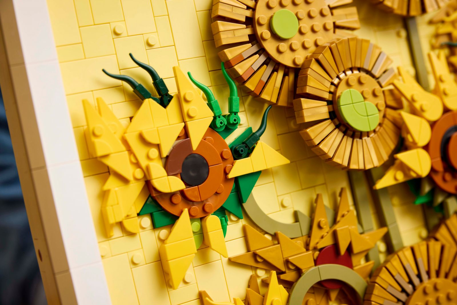 The set’s innovative use of gold elements and varying brick heights captures the dimensional quality of Van Gogh’s impasto technique
