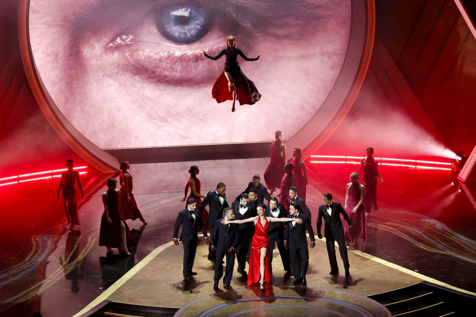 Margaret Qualley performs onstage during the 97th Annual Oscars, moments before Lisa’s cover of ‘Live and Let Die’ (Photo: Kevin Winter/Getty Images)
