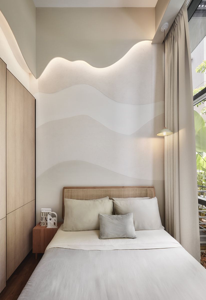 A deceptively simple combination of paint colours in shades of cream and lighting effectively evoke mountainous view