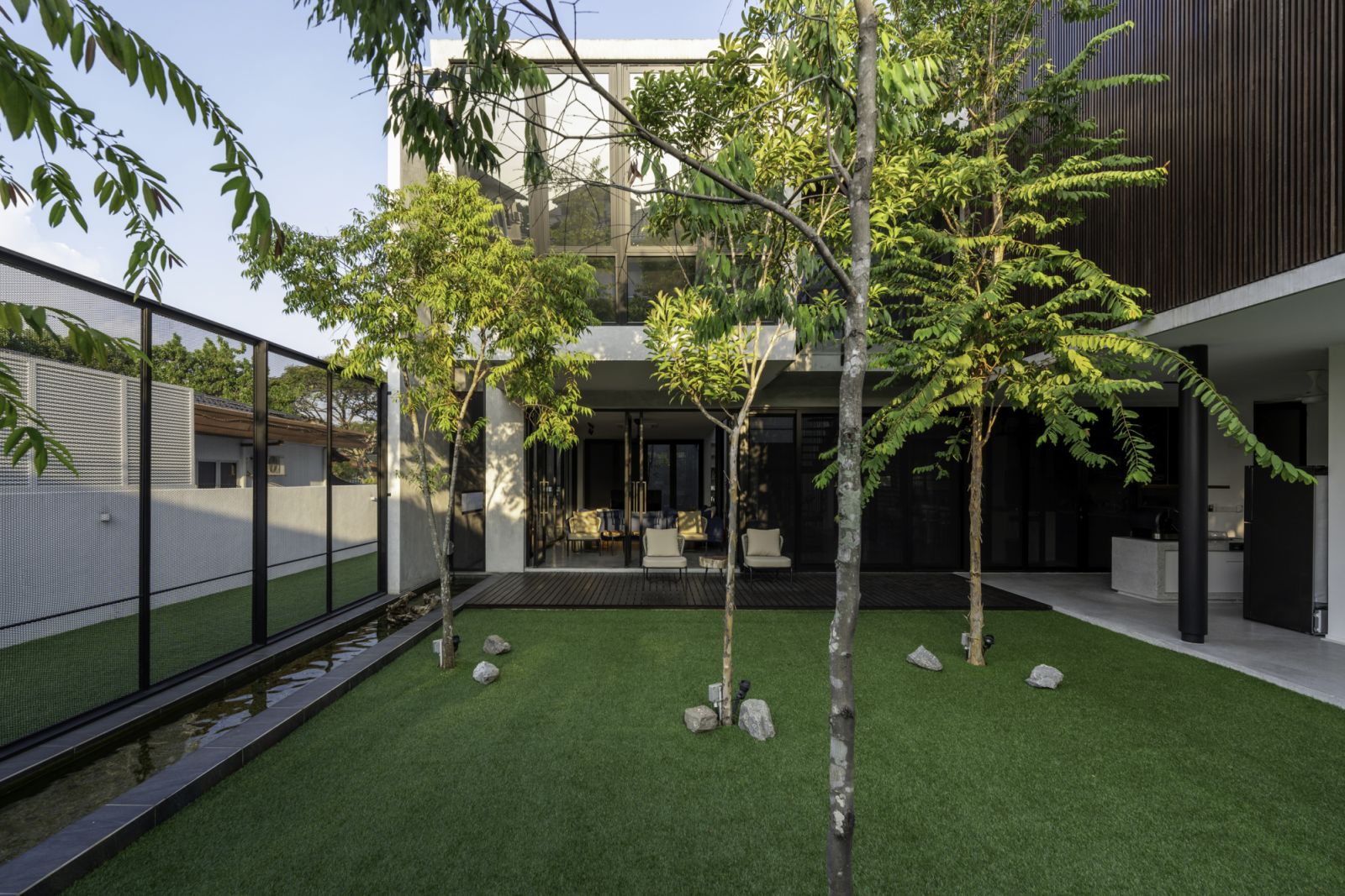 One of the central pocket courtyards showcases the home’s harmonious integration of indoor and outdoor spaces