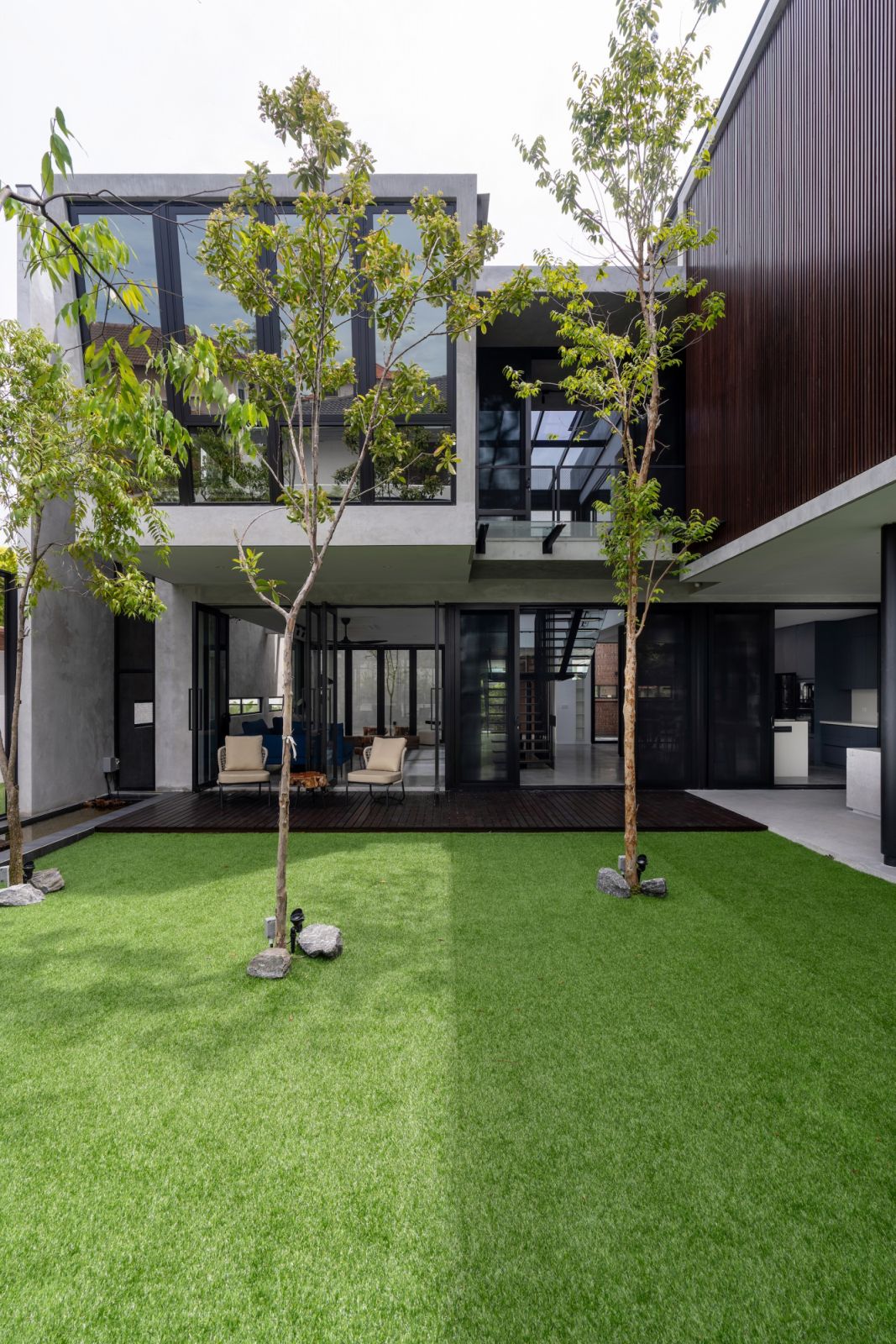 The central courtyard reveals how the interlocking volumes of the Interlace House create a protected outdoor sanctuary