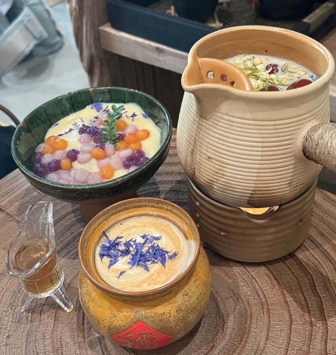 Rock roasted milk tea, latte, and taro mochi at Lantine (Photo: Instagram/ @dessert._.sg)