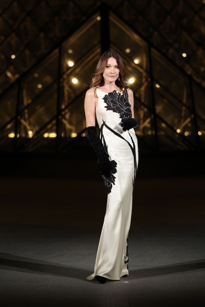 PARIS, FRANCE - MARCH 04: Carla Bruni attends the "Le Grand Diner du Louvre" Passage Richelieu Photocall at Musee du Louvre on March 04, 2025 in Paris, France. (Photo by Pascal Le Segretain/Getty Images)