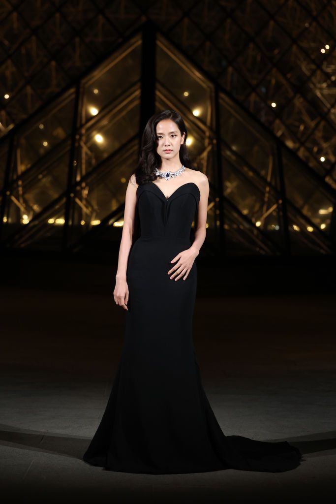 PARIS, FRANCE - MARCH 04: Kim Jisoo attends the "Le Grand Diner du Louvre" Passage Richelieu Photocall at Musee du Louvre on March 04, 2025 in Paris, France. (Photo by Pascal Le Segretain/Getty Images)