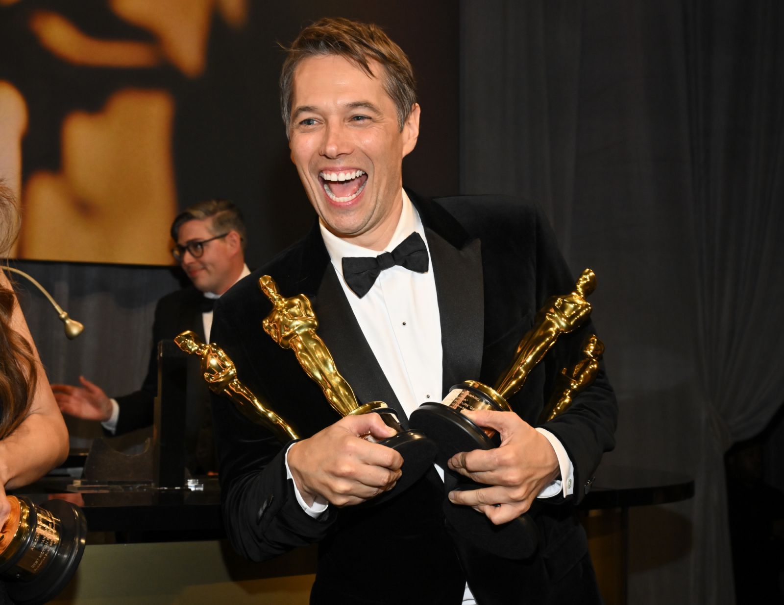 Sean Baker ผู้ชนะรางวัลผู้กำกับภาพยนตร์ยอดเยี่ยม รวมไปถึงรางวัลภาพยนตร์ยอดเยี่ยม, ตัดต่อภาพยนตร์ยอดเยี่ยม และบทภาพยนตร์ดั้งเดิมยอดเยี่ยม ในงานประกาศผลรางวัลออสการ์ ครั้งที่ 97 ประจำปี 2025 (ภาพ: Michael Buckner / Getty Images)
