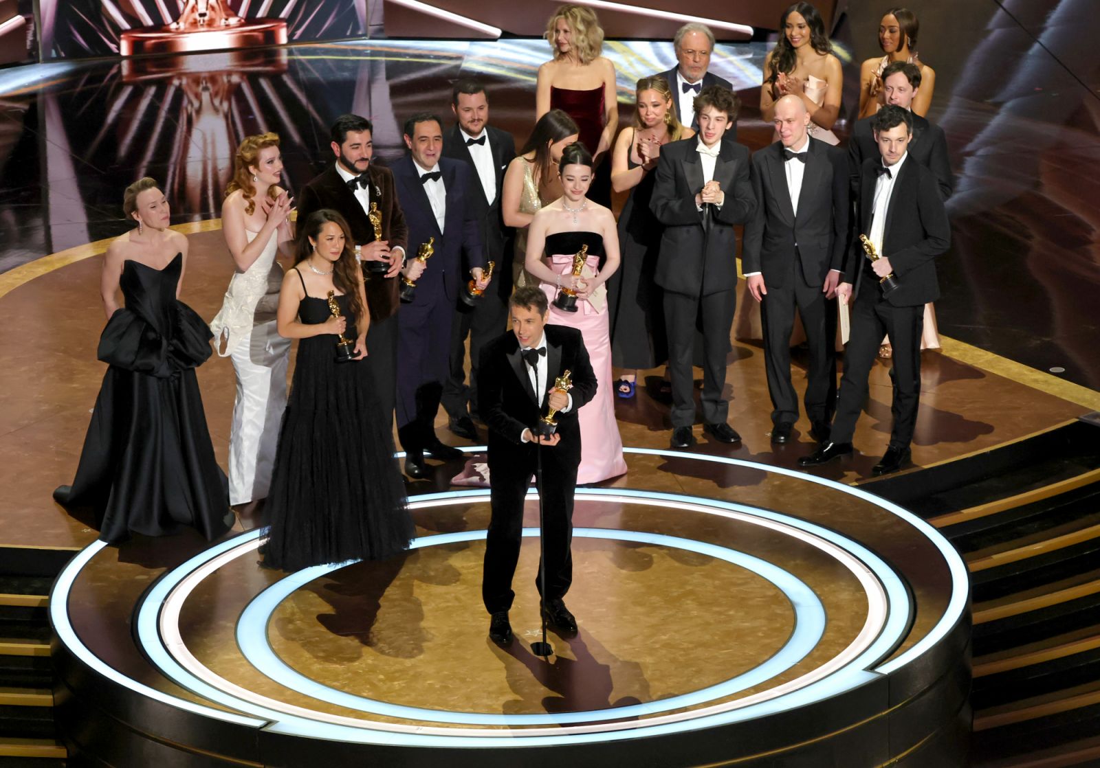 ทีมงานจากภาพยนตร์ ‘Anora’ คว้ารางวัลภาพยนตร์ยอดเยี่ยม (Best Picture) (ภาพ: Kevin Winter / Getty Images)