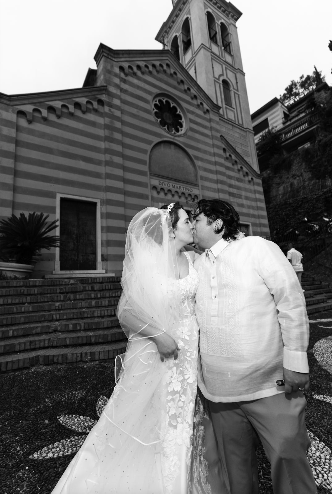 Raul and Audrey Forés sharing a kiss