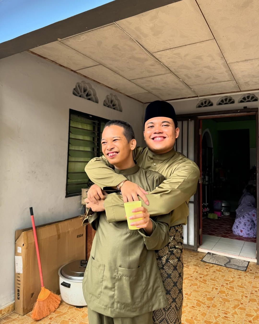 Azfar Heri with his family (Photo: Instagram / @azfarheri)