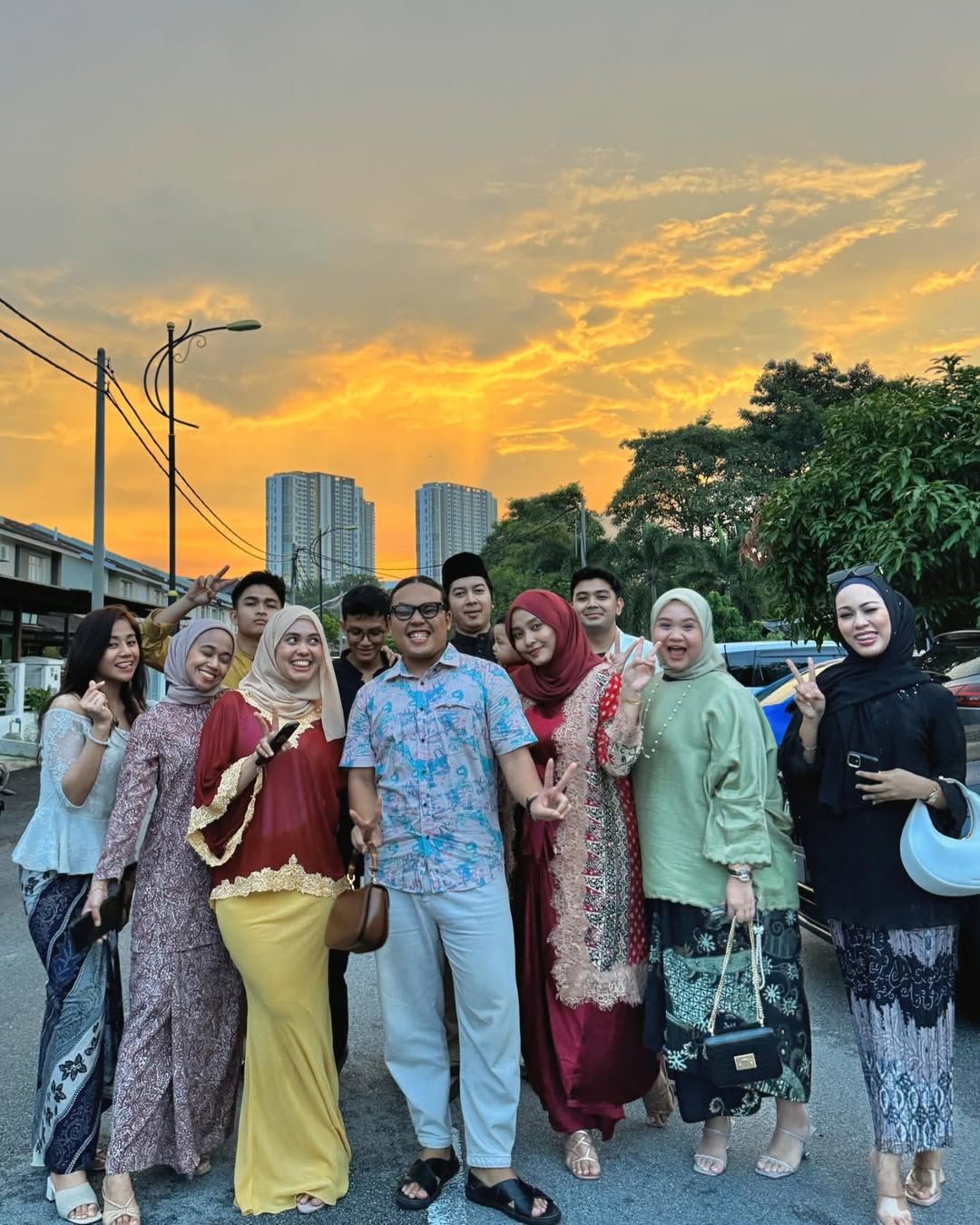 Azfar Heri with his family (Photo: Instagram / @azfarheri)