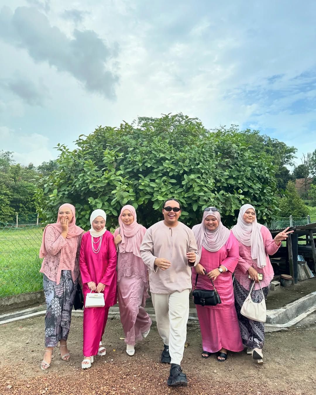 Azfar Heri with his family (Photo: Instagram / @azfarheri)